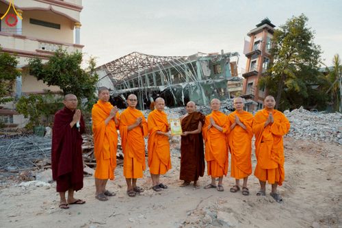 ภาพ No.220357:วันที่ 17 เมษายน พ.ศ. 2568 ผู้แทนวัดพระธรรมกาย ลงพื้นที่เยียวยา ซับน้ำตาเหยื่อแผ่นดินไหวมัณฑะเลย์