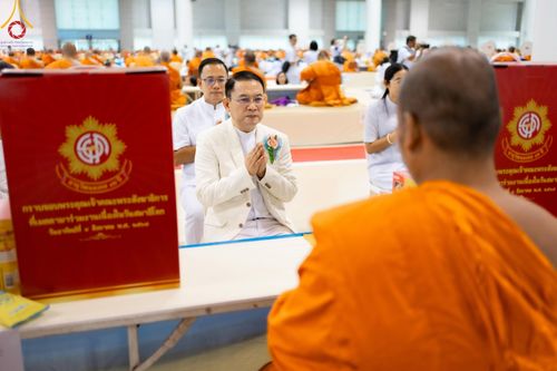 ภาพ No.147106:พิธีมุทิตาสักการะพระภิกษุ ผู้สอบได้เปรียญธรรม 9 ประโยคระดับโลกปีที่ 36, พิธีมอบโล่เกียรติยศและทุนการศึกษา สำนักเรียนบาลีดีเด่นทั่วประเทศ, พิธีถวายมหาสังฆทานคณะสงฆ์ 2,000 กว่าวัด ทั่วประเทศ ปีที่ 24, พิธีถวายไทยธรรมคณะสงฆ์ 323 วัด 4 จังหวัดชายแดนภาคใต้