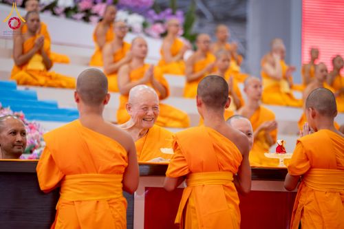 ภาพ No.237493:วันอาทิตย์ที่ 10 สิงหาคม พ.ศ.2568 พิธีมอบใบประกาศเกียรติคุณ โครงการสอบบาลี "ฉลองแชมป์" บูชาธรรม 80 ปี หลวงพ่อธัมมชโย ประจำปี 2568 และ พิธีมอบดวงแก้วสามเณรทรงบาลีไวยากรณ์ ณ สภาธรรมกายสากล วัดพระธรรมกาย ปทุมธานี