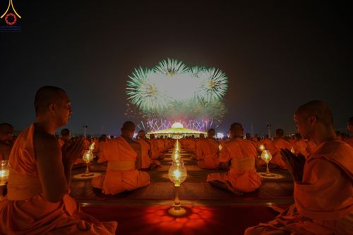 ภาพ No.122273:พิธีจุดประทีปถวายเป็นพุทธบูชา และบูชาธรรมมหาปูชนียาจารย์ พระมงคลเทพมุนี(สด จนฺทสโร) ในโครงการธรรมยาตรา กตัญญูบูชา มหาปูชนียาจารย์ พระมงคลเทพมุนี(สด จนฺทสโร) พระผู้ปราบมาร อนุสรณ์สถาน 7 แห่ง ปีที่ 12 วันที่ 31 มกราคม พ.ศ. 2567 ณ วัดพระธรรมกาย จ.ปทุมธานี (