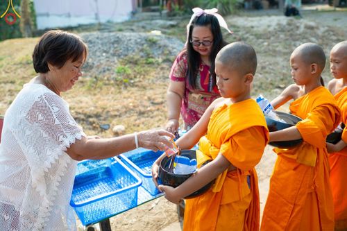 ภาพ No.62304:Photo Story  มหัศจรรย์วัดดงดินแดง Episode 4 กิจกรรมตักบาตรฉลองพระ-เณรกว่า 500 รูป