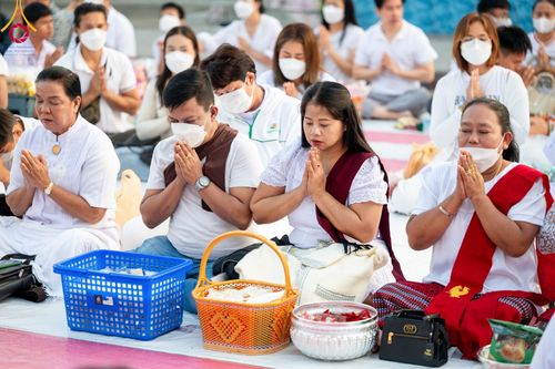 ภาพ No.101872:ตักบาตรพระ 10,000 รูป เติมบุญให้แผ่นดิน เนื่องในโอกาส 192 ปี จังหวัดกาญจนบุรี หนึ่งในโครงการตักบาตรพระ 2,000,000 รูป  77 จังหวัดทุกวัดทั่วไทย วันจันทร์ที่ 11 ธันวาคม พ.ศ. 2566 บริเวณถนนสองแคว (SKY WALK) เมืองกาญจนบุรี