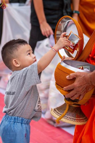 ภาพ No.85951:ตักบาตรพระนานาชาติ 10,000 รูป ใจกลางนครหาดใหญ่ จ.สงขลา วันอาทิตย์ที่ 20 สิงหาคม พ.ศ. 2566