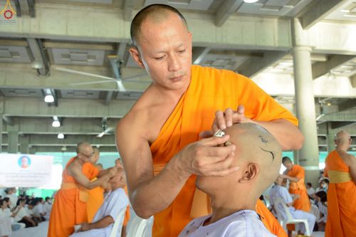 ภาพ No.248653:วันที่ 28 กันยายน พ.ศ. 2568 พิธีตัดปอยผม และปลงผม โครงการอุปสมบทบูชาธรรม 141 ปี พระมงคลเทพมุนี ณ วิหารคด วัดพระธรรมกาย