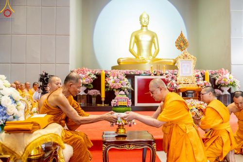 ภาพ No.214824:พิธีต้อนรับสัญญาบัตร พัดยศ พระราชวิเทศวชิรเวที (บัณฑิต วรปญฺโญ) เจ้าอาวาสวัดพระธรรมกายสกอตแลนด์ สหราชอาณาจักร ผู้ช่วยเจ้าอาวาสวัดพระธรรมกาย ณ อุโบสถพระไตรปิฏก วัดพระธรรมกาย