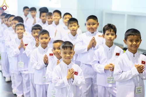 ภาพ No.177629:พิธีตักบาตรและพิธีบูชาข้าวพระ ในวันอาทิตย์ต้นเดือนที่ 1 ธันวาคม พ.ศ. 2567 ณ สภาธรรมกายสากล วัดพระธรรมกาย