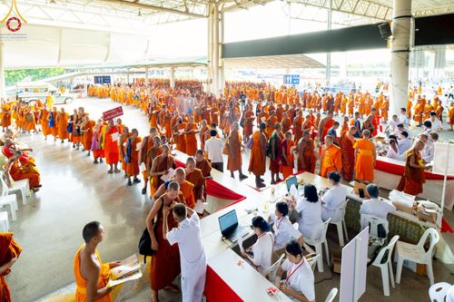 ภาพ No.219328:บรรยากาศการเดินทางเข้าวัดพระธรรมกาย , การต้อนรับปฏิสันถาร , การฉันภัตตาหารเช้า , การลงทะเบียนพระสังฆาธิการ  เนื่องในวันคุ้มครองโลก พิธีถวายมหาสังฆทานคณะสงฆ์ 40,000 กว่าวัดทั่วประเทศ ณ วัดพระธรรมกาย