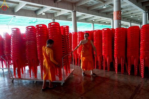 ภาพ No.220828:วันที่ 24-25 เมษายน พ.ศ. 2568 การเก็บงาน ผ้ารับประเคน ผ้าระบาย โต๊ะ เก้าอี้  ภายหลังงานวันคุ้มครองโลก ณ วัดพระธรรมกาย