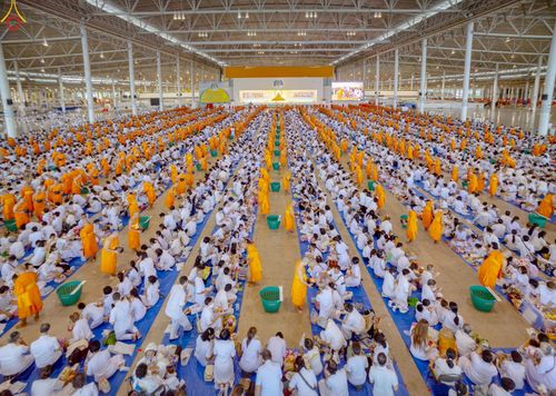 ภาพ No.243531:วันที่ 7 กันยายน พ.ศ. 2568 พิธีตักบาตร ข้าวสารอาหารแห้ง ในวันครูผู้ค้นพบวิชชาธรรมกาย ณ บ้านแก้วเรือนทองคุณยายฯ สภาธรรมกายสากล วัดพระธรรมกาย