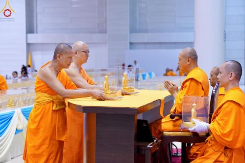 ภาพ No.159530:สัมมนาพิเศษและพิธีมอบองค์พระธรรมกาย 2,000 องค์ ณ ห้องแก้วสารพัดนึก 1 วัดพระธรรมกาย วันอาทิตย์ต้นเดือนที่ 6 ตุลาคม พ.ศ. 2567