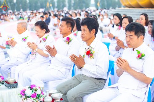 ภาพ No.201080:พิธีตักบาตรพระธรรมยาตรา ณ อนุสรณ์สถานลำดับที่ 5 สถานที่เผยแผ่วิชชาธรรมกายครั้งแรก อนุสรณ์สถานบางปลา วัดบางปลา อำเภอบางเลน จังหวัดนครปฐม ในโครงการธรรมยาตรา กตัญญูบูชา มหาปูชนียาจารย์ พระมงคลเทพมุนี(สด จนฺทสโร) พระผู้ปราบมาร อนุสรณ์สถาน 7 แห่ง ปีที่ 13