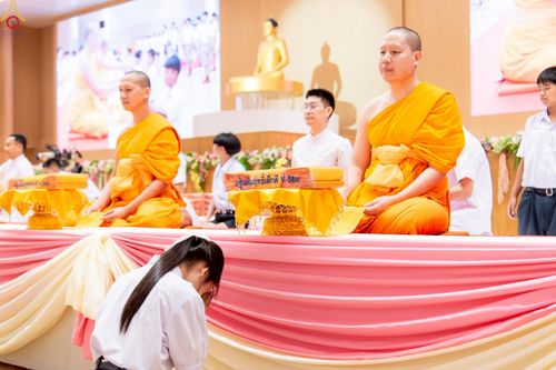 ภาพ No.245970:วันเสาร์ที่ 13 กันยายน พ.ศ. 2568 พิธีมอบผ้าไตรประธานกฐินสัมฤทธิ์เด็กดี V-Star ณ สภาธรรมกายสากล วัดพระธรรมกาย