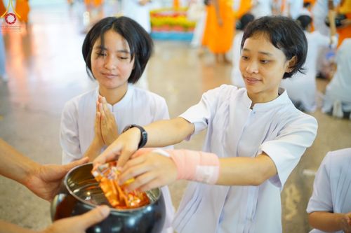 ภาพ No.139118:พิธีตักบาตร , พิธีบูชาข้าวพระ ณ ห้องแก้วสารพัด 1 สภาธรรมกายสากล วัดพระธรรมกาย วันอาทิตย์ต้นเดือนที่ 2 มิถุนายน พ.ศ. 2567