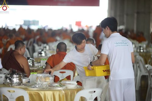 ภาพ No.219457:วันอังคารที่ 22 เมษายน พ.ศ. 2568 พิธีมอบปัจจัยช่วยเหลือครู 4 จังหวัดชายแดนภาคใต้ , พิธีกล่าวคำถวายอุปกรณ์ เพื่อเตรียมการต้อนรับคณะสงฆ์ฯ , พิธีกล่าวคำถวายภัตตาหารเป็นสังฆทาน , คณะสงฆ์ฉันภัตตาหารเพล  เนื่องในวันคุ้มครองโลก พิธีถวายมหาสังฆทานแด่คณะสงฆ์