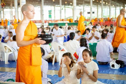 ภาพ No.263926:วันอาทิตย์ที่ 2 พฤศจิกายน พ.ศ. 2568 พิธีตักบาตรอาทิตย์ต้นเดือน ณ บ้านแก้วเรือนทองคุณยายฯ วัดพระธรรมกาย