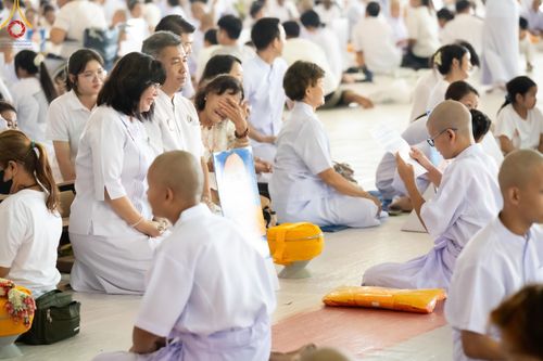 ภาพ No.133960:พิธีขอขมามอบผ้าไตร โครงการบรรพชาสามเณร ศูนย์อบรมวัดพระธรรมกาย ณ วัดพระธรรมกาย วันเสาร์ที่ 6 เมษายน พ.ศ. 2567