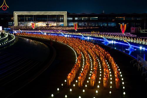 ภาพ No.279285:พิธีจุดวิสาขประทีป พิธีเวียนประทักษิณ ในวันวิสาขบูชา พุธที่ 22 พฤษภาคม พ.ศ. 2567 ( วันพระขึ้น 15 ค่ำ เดือน 6 ) ณ ลานธรรม พระมหาธรรมกายเจดีย์ วัดพระธรรมกาย จ.ปทุมธานี