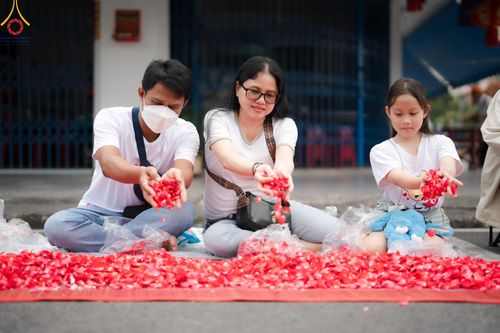 ภาพ No.128250:พิธีอัญเชิญพระบรมสารีริกธาตุ " ใจกลางเมืองนครหาดใหญ่ " เพื่อประดิษฐาน ณ มหารัตนเจดีย์สิริปทุมสวรรค์ (เจดีย์อริยพุทธะ 5 พระองค์) ศูนย์ปฏิบัติธรรมภาคใต้ อ.บางกล่ำ จ.สงขลา  วันที่ 9 มีนาคม พ.ศ.2567 (ชุดที่ 1)