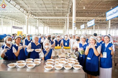 ภาพ No.58872:V.40 ภัตตาหารพระหมื่นวัด เราจัดให้ การปฏิบัติงานของเจ้าหน้าที่และอาสาสมัคร เพื่อรับบุญในการถวายภัตตาหาร แด่คณะสงฆ์ 10,000 กว่าวัดทั่วประเทศ ที่มาร่วมงานวันคุ้มครองโลก จันทร์ที่ 22 เมษายน พ.ศ. 2567 ณ วัดพระธรรมกาย