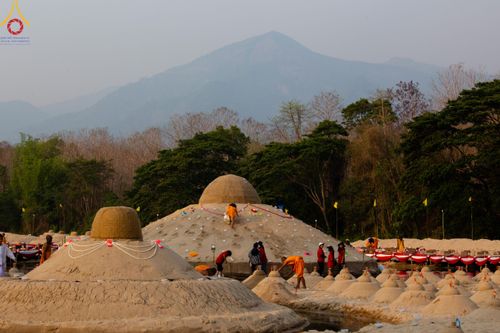 ภาพ No.140387:Photo Story มหัศจรรย์วัดดงดินแดง  EP.8  ภาพการเตรียมงาน การปฎิบัติงาน ของเหล่าผู้ทุ่มเทและเสียสละ เพื่อความสำเร็จของความมหัศจรรย์ ณ วัดดงดินแดง ต.ม่อนจอง อ.อมก๋อย จ.เชียงใหม่ วันที่ 1-7 เมษายน พ.ศ. 2567