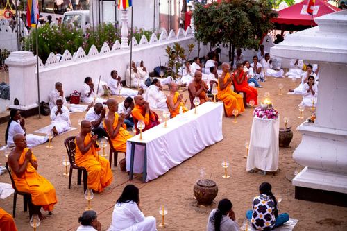 ภาพ No.230009:วันที่ 4 และ 12 พฤษภาคม พ.ศ. 2568 พิธีจุดวิสาขประทีป ถวายเป็นพุทธบูชา ณ วัดสุภัทรารามา มหาวิหาร เมืองบาดุลลา ประเทศศรีลังกา