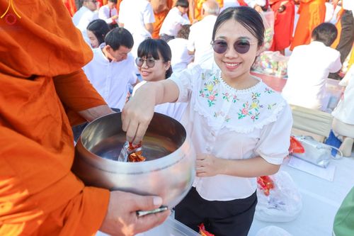 ภาพ No.180472:พิธีตักบาตรพระ ๑,๐๐๐ รูป ฉลองเมืองลำปาง ๑,๓๔๔ ปี วันเสาร์ที่ ๗ ธันวาคม พ.ศ. ๒๕๖๗ ณ ลานพระบรมราชานุสาวรีย์ พระนเรศวรมหาราช อ.เกาะคา จ.ลำปาง