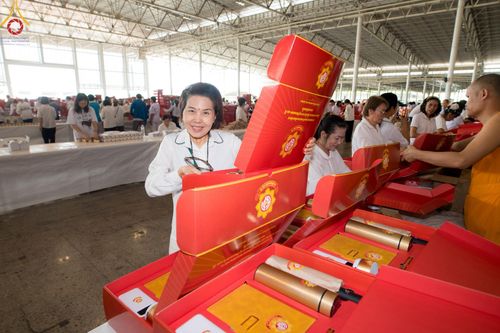 ภาพ No.212310:วันพุธที่ 19 มีนาคม พ.ศ. 2568 การบรรจุไทยธรรมลงกล่องสำเร็จ 43,500 กล่อง เพื่อถวายแด่พระสังฆาธิการ 40,000 กว่าวัดทั่วไทย ในวันคุ้มครองโลก 22 เมษายน พ.ศ. 2568 ณ บ้านแก้วเรือนทองคุณยายฯ วัดพระธรรมกาย