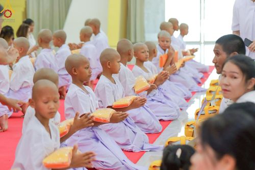 ภาพ No.216240:วันเสาร์ที่ 5 เมษายน พ.ศ. 2568 พิธีตัดปอยผม พิธีขอขมาผู้ปกครอง พิธีขอขมามอบผ้าไตร พิธีบรรพชา พิธีถวายบาตรสามเณร ณ ศูนย์ปฏิบัติธรรมและศูนย์อบรมเยาวชนเพชรบุรี ต.ท่าแลง อ.ท่ายาง จ.เพชรบุรี