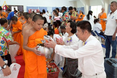 ภาพ No.218104:วันอาทิตย์ที่ 13 เมษายน พ.ศ. 2568 พิธีตักบาตรฉลองสามเณรใหม่ 75 รูป เนื่องในวันสงกรานต์ (โครงการบรรพชาสามเณรฟื้นฟูพระพุทธศาสนาทั่วไทย ประจำปีพุทธศักราช 2568) ณ ศูนย์ปฏิบัติธรรมระยอง(บ้านช่องลม) ตำบลบางบุตร อำเภอบ้านค่าย จังหวัดระยอง