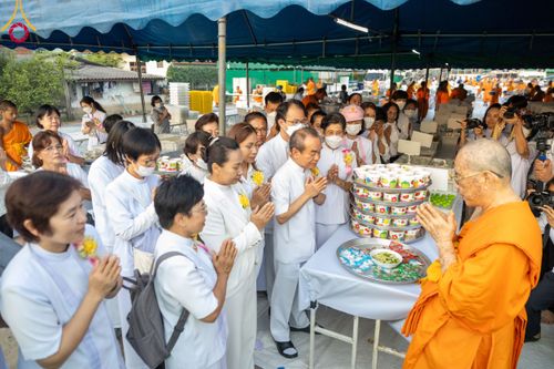 ภาพ No.109053:พิธีถวายภัตตาหารเป็นสังฆทาน แด่คณะพระธรรมยาตราฯ ในโครงการธรรมยาตรากตัญญูบูชา มหาปูชนียาจารย์ พระมงคลเทพมุนี(สด จนฺทสโร) พระผู้ปราบมาร อนุสรณ์สถาน 7 แห่ง ปีที่ 12 วันที่ 9 มกราคม พ.ศ. 2567 ณ อนุสรณ์สถานคลองบางนางแท่น  อ.สามพราน จ.นครปฐม