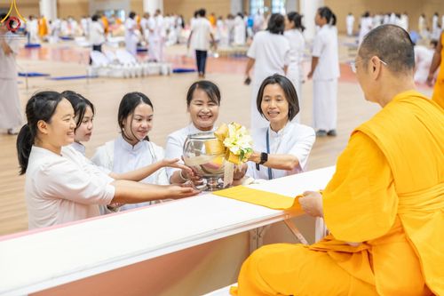 ภาพ No.206944:พิธีถวายโคมมาฆประทีป น้อมถวายเป็นพุทธบูชา แด่คณะพระภิกษุ สามเณร วัดพระธรรมกาย วันอาทิตย์ที่ 9 กุมภาพันธ์ พ.ศ. 2568 ณ ห้องแก้วสารพัดนึก 2 สภาธรรมกายสากล วัดพระธรรมกาย จังหวัดปทุมธานี