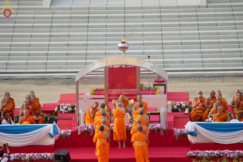 ภาพ No.221613:วันอังคารที่ 22 เมษายน พ.ศ. 2568 ภาพพิธีถวายมหาสังฆทานคณะสงฆ์ 40,000 กว่าวัดทั่วประเทศ เนื่องในวันคุ้มครองโลก ชุดที่ 2 (ปลื้มให้สมการรอคอย) ณ ลานธรรมพระมหาธรรมกายเจดีย์ วัดพระธรรมกาย