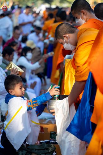 ภาพ No.103894:พิธีตักบาตรพระ 1,000 รูป ครั้งที่ 7 ถวายเป็นพุทธบูชา เพื่อช่วยเหลือคณะสงฆ์ 323 วัด 4 จังหวัดชายแดนภาคใต้ และถวายแด่คณะสงฆ์จังหวัดพิษณุโลก ณ ลานธรรมธุดงคสถานพิษณุโลก อ.วังทอง จ.พิษณุโลก วันที่ 24 ธันวาคม พ.ศ. 2566