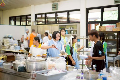 ภาพ No.239811:วันที่ 16-17 สิงหาคม พ.ศ. 2568 การปฏิบัติหน้าที่ของเจ้าหน้าที่ทุกสถานะ เพื่องานพิธีอัญเชิญรูปเหมือนพระมงคลเทพมุนี (สด จันทสโร) และพิธีกดปุ่มอัญเชิญรูปเหมือน พระมงคลเทพมุนี (สด จันทสโร) ณ มหาวิหารแก้วพระมงคลเทพมุนี ศูนย์ปฏิบัติธรรมแก้วเมืองเลย จ.เลย