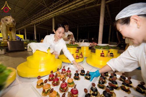 ภาพ No.204342:พิธีถวายภัตตาหารเป็นสังฆทาน แด่พระธรรมยาตรา ณ วัดพระธรรมกาย ตำบลคลองสาม อำเภอคลองหลวง จังหวัดปทุมธานี ในโครงการธรรมยาตรา กตัญญูบูชา มหาปูชนียาจารย์ พระมงคลเทพมุนี(สด จนฺทสโร) พระผู้ปราบมาร อนุสรณ์สถาน 7 แห่ง ปีที่ 13 วันที่ 31 มกราคม พ.ศ. 2568