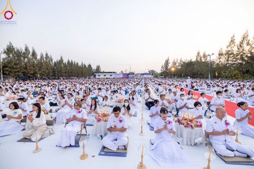 ภาพ No.109627:พิธีจุดประทีปถวายเป็นพุทธบูชา และบูชาธรรมมหาปูชนียาจารย์ วันที่ 10 มกราคม พ.ศ. 2567 ณ อนุสรณ์สถานคลองบางนางแท่น อ.สามพราน จ.นครปฐม