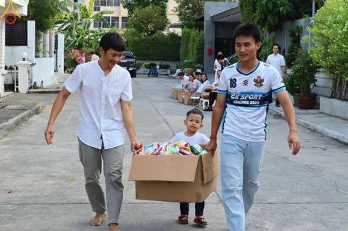 ภาพ No.136098:พระธรรมทายาท โครงการบวชพระนานาชาติ AEC & WAB ผู้บริหารรุ่นที่ 2 บิณฑบาต ณ หอฉันคุณยายอาจารย์ฯ เมืองแก้วมณี หมู่บ้านแก้วพุทธรักษา วันที่ 28 เมษายน พ.ศ. 2567