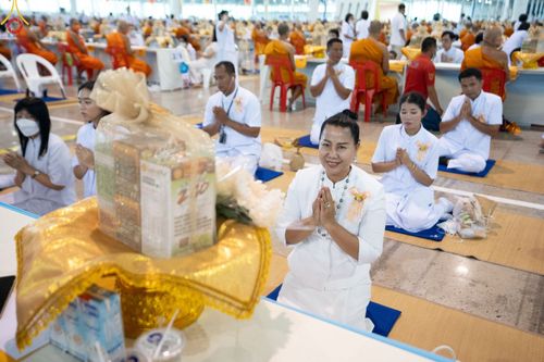 ภาพ No.85416:พิธีถวายมหาสังฆทานคณะสงฆ์ 2000 กว่าวัดทั่วประเทศปีที่ 23, พิธีถวายไทยธรรมคณะสงฆ์ 323 วัด 4 จังหวัดชายแดนภาคใต้, พิธีมอบปัจจัยช่วยเหลือครู 4 จังหวัดชายแดนภาคใต้ ณ สภาธรรมกายสากล วัดพระธรรมกาย ในวันสมาธิโลก อาทิตย์ที่ 6 สิงหาคม พ.ศ. 2566