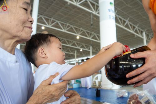 ภาพ No.149957:พิธีตักบาตร , พิธีปฎิบัติธรรม , พิธีถวายภัตตาหารเมนูสวรรค์ ในพรรษาแห่งการเข้าถึงธรรม วันธรรมชัย วันอังคารที่ 27 สิงหาคม พ.ศ.2567 ณ สภาธรรมกายสากล วัดพระธรรมกาย