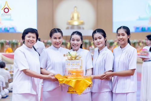 ภาพ No.239621:วันอาทิตย์ที่ 17 สิงหาคม พ.ศ. 2568 พิธีถวายคิลานเภสัช และอุปกรณ์ทางการแพทย์ แด่คณะสงฆ์ เนื่องในวันธรรมชัย ณ ห้องแก้วสารพัดนึก 2 สภาธรรมกายสากล วัดพระธรรมกาย