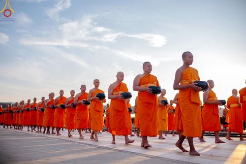 ภาพ No.187788:พิธีตักบาตรฉลองพระใหม่ ต้อนรับพุทธศักราช 2568 ณ ลานธรรมพระมหาธรรมกายเจดีย์ วัดพระธรรมกาย จ.ปทุมธานี วันที่ 1 มกราคม พ.ศ. 2568