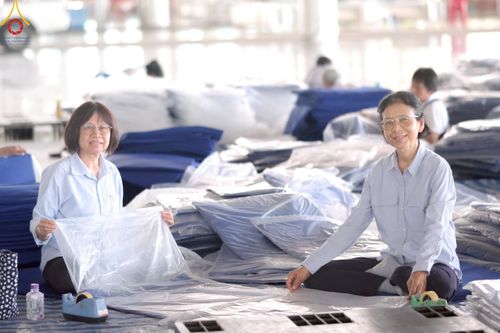 ภาพ No.218509:วันที่ 15 - 18 เมษายน พ.ศ. 2568 การเตรียมภาชนะสำหรับถวายภัตตาหาร , การจัดโต๊ะเก้าอี้ในลานธรรม , การแพ็คพัสดุงานต้อนรับ เพื่องานวันคุ้มครองโลก 22 เมษายน พ.ศ.2568 วัดพระธรรมกาย