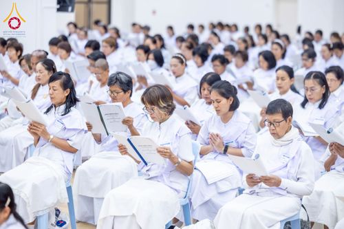 ภาพ No.221913:โครงการปฏิบัติธรรมอบรมศีลธรรม “บวชอุบาสิกาแก้ว” ถวายเป็นพระราชกุศลแด่พระบาทสมเด็จพระเจ้าอยู่หัว เนื่องในโอกาสมหามงคล “วันฉัตรมงคล”  ระหว่างวันที่ 2 – 4 พฤษภาคม 2568  ณ อาคาร 115 ปี คุณยายอาจารย์ฯ