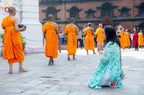 ภาพ No.213163:วันที่ 17 - 18 มีนาคม พ.ศ. 2568 คณะสงฆ์และสามเณรเดินบิณฑบาต รอบเมืองในพื้นที่ วัดสยมภูวนาถและราชวังปาตัน ณ เมืองกาฐมาณฑุ ประเทศเนปาล