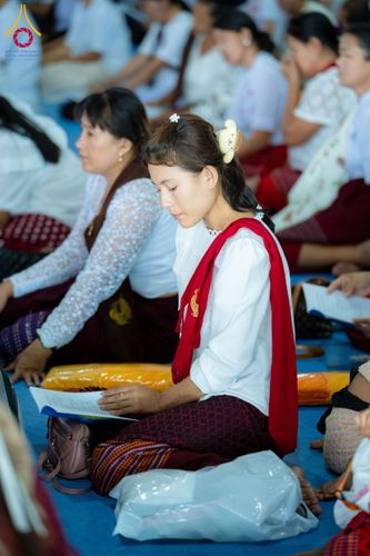 ภาพ No.143729:พิธีถวายผ้าไตร, สวดธรรมจักร, ปฏิบัติธรรม และฟังแสดงพระธรรมเทศนา ภาษาเมียนมา โดยมีสาธุชนชาวเมียนมากว่า 4,000 คน เข้าร่วมพิธี ณ มหารัตนวิหารคด วัดพระธรรมกาย วันอาทิตย์ที่ 7 กรกฎาคม พ.ศ. 2567