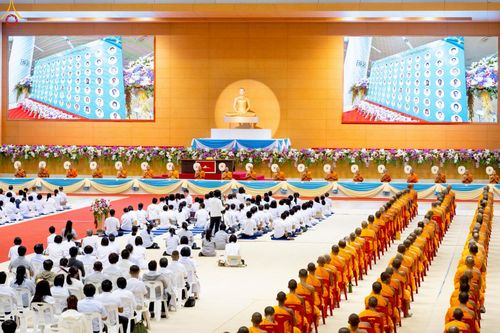 ภาพ No.233821:วันเสาร์ที่ 19 กรกฎาคม พ.ศ.2568 วันมหารำลึก ครั้งที่ 35 พิธีรำลึกถึงนักสร้างบารมี , พิธีสวดพระพุทธมนต์ , พิธีทอดผ้าบังสกุลและถวายไทยธรรม วัดพระธรรมกาย