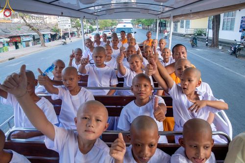 ภาพ No.59174:พิธีปลงผมและแห่นาคธรรมทายาท ในโครงการบรรพชาสามเณร ภาคฤดูร้อน เฉลิมพระเกียรติพระบาทสมเด็จพระเจ้าอยู่หัว เนื่องในโอกาส  พระราชพิธีมหามงคลเฉลิมพระชนมพรรษา 6 รอบ  ปลงผมนาคในวันที่ 21 เมษายน พ.ศ 2567 ณ วัดกลางธนรินทร์ (ธรรมอุทยานบ้านแป้ง)