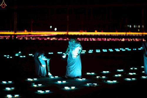 ภาพ No.224015:วันวิสาขบูชา วันอาทิตย์ที่ 11 พฤษภาคม พ.ศ. 2568 พิธีจุดวิสาขประทีป ,  พิธีเวียนประทักษิณรอบพระมหาธรรมกายเจดีย์ , พิธีฉลองชัยสวดมนต์บทธัมมจักกัปปวัตตนสูตร ครบ 7,357,000,000 จบ ณ มหารัตนวิหารคด วัดพระธรรมกาย