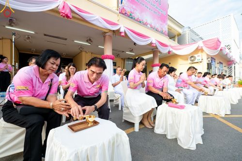 ภาพ No.150854:พิธีเจริญพระพุทธมนต์ และทำบุญตักบาตรแด่คณะสงฆ์ จำนวน 121 รูป เนื่องในโอกาสฉลองครบรอบ 120 ปี อำเภอคลองหลวง จังหวัดปทุมธานี เพื่อถวายเป็นพุทธบูชา ช่วยเหลือผู้ประสบความเดือดร้อนจากอุทกภัย และคณะสงฆ์ 323 วัด 4 จังหวัดชายแดนภาคใต้ วันเสาร์ที่ 31 สิงหาคม พ.ศ. 