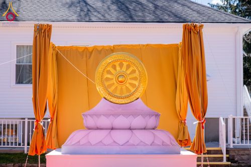 ภาพ No.62431:คณะศิษยานุศิษย์รวมใจสถาปนาและสมโภช ธรรมจักร เพื่ออัญเชิญประดิษฐาน ณ ยอดอุโบสถ 80 ปี หลวงพ่อธัมมชโย วัดพระธรรมกายนิวเจอร์ซี ประเทศสหรัฐอเมริกา  วันอาทิตย์ที่ 7 เมษายน พ.ศ. 2567